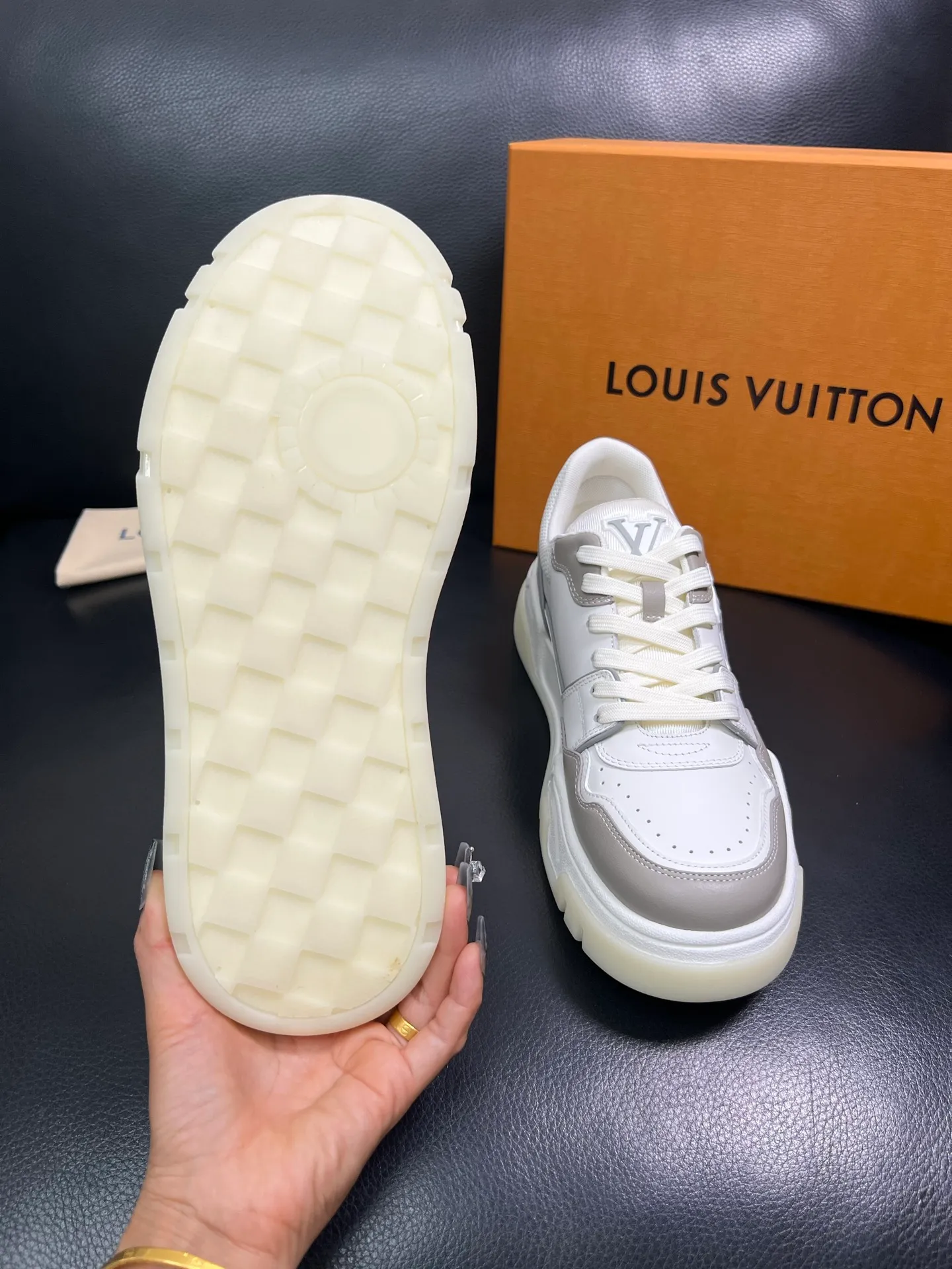 Men's shoes 💰900 Lv top purchase Louis Vuitton, counter synchronization, uppers imported from Italy cowhide, imported mesh padding soft and comfortable, soles: original soles specially provided by the original factory, T men's shoes 💰U exclusive movable molded soles super comfortable, original factory and single goods, high quality, welcome to compare, code number 38-44 (customized 45) 85883